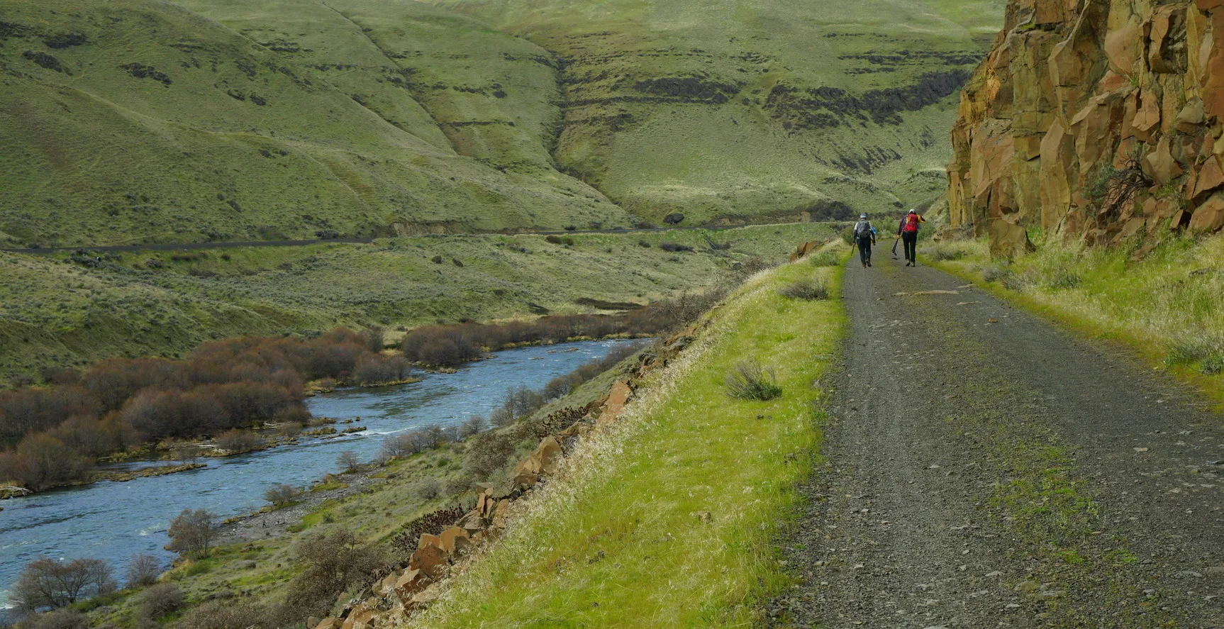 Hikers on the Deschutes River Trail. Photo by Debbie Asakawa.