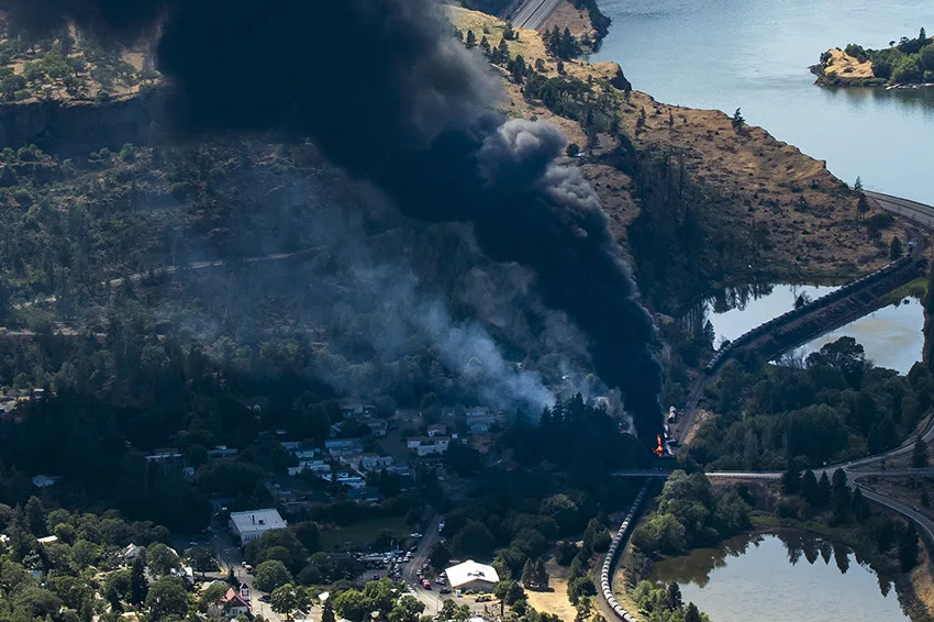 A tower of smoke rises from the oil train derailment and fire at Mosier, OR, June 3, 2016. (photographer: Paloma Ayala)