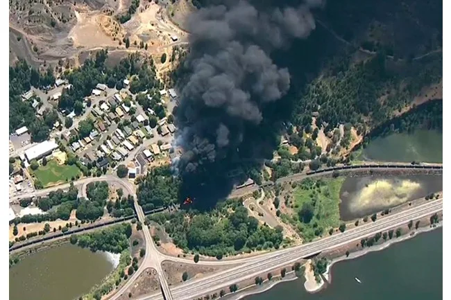 Smoke from a derailed oil tanker rises over the Columbia River near Mosier, OR, on June 3, 2016. (photo: KGW-TV)