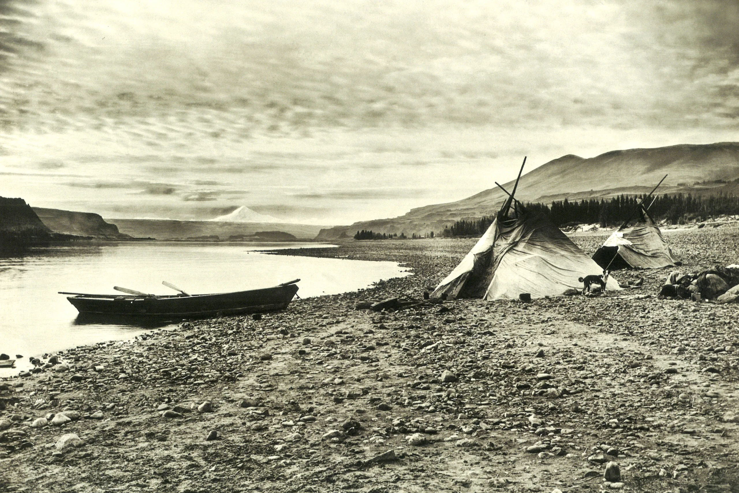 Río Columbia cerca del actual Parque Estatal de Columbia Hills, 1899. Fotografía de Benjamin Gifford.