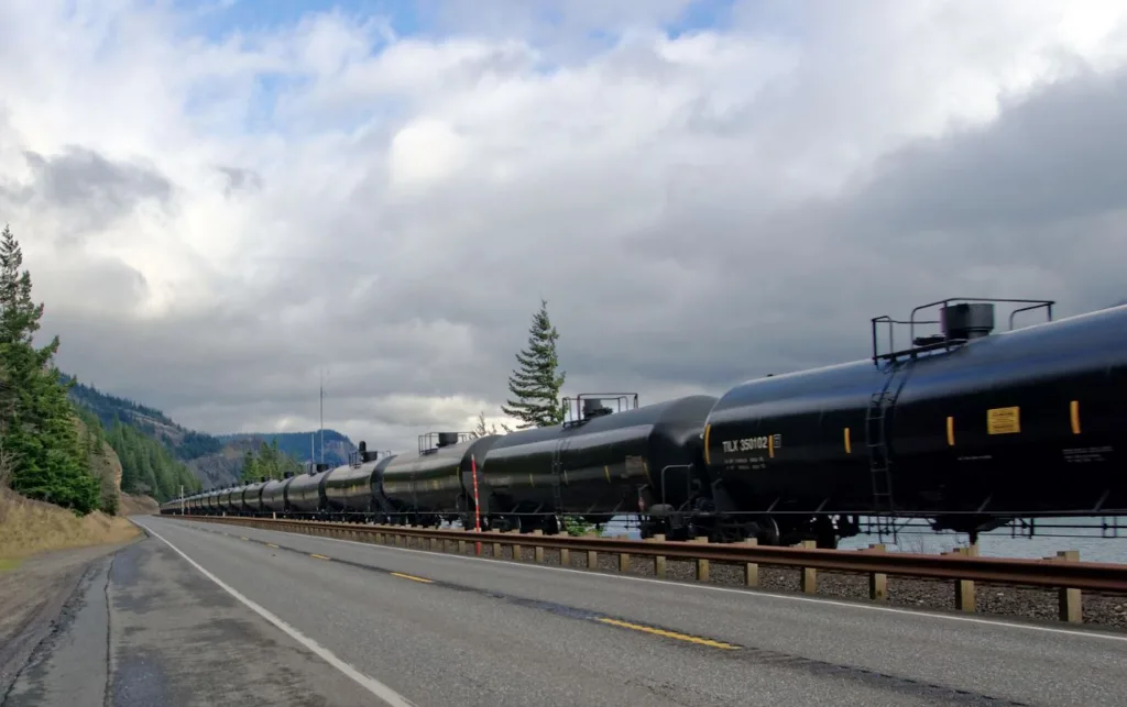 BNSF's rail expansion would support increased rail traffic through the Gorge, including unit trains transporting volatile crude oil. (photographer: Joszef Urmos)