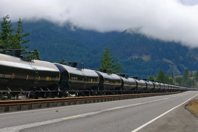 Train filled with Bakken crude oil moves on Burlington Northern tracks along WA-14 in the Columbia Gorge. (photographer: Joe Urmos)