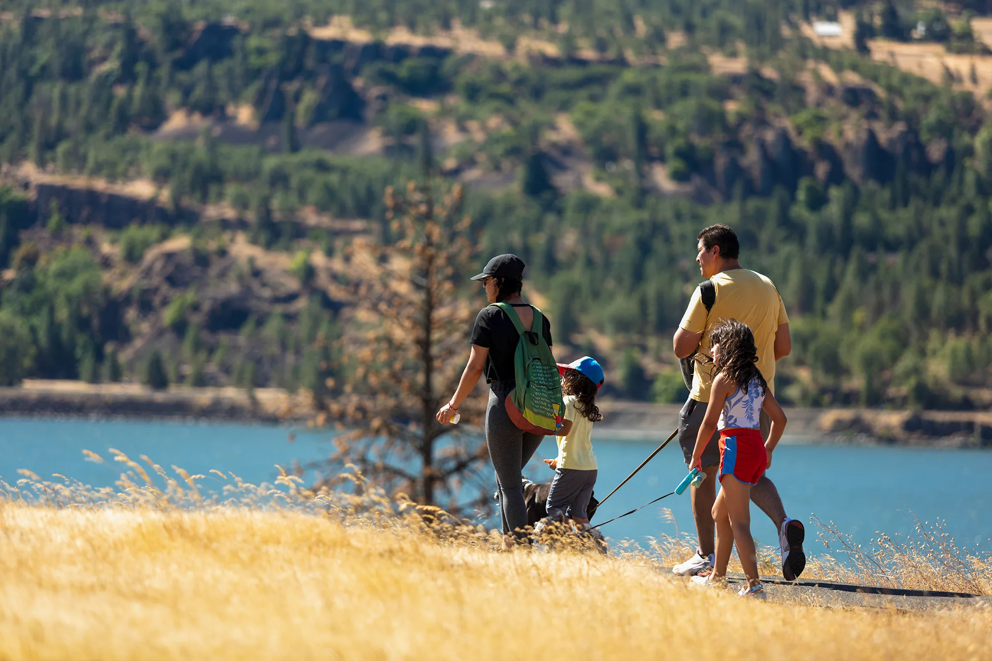 Hiking during Gorge Latino Conservation Week at Catherine Creek. Photo by Paloma Ayala.