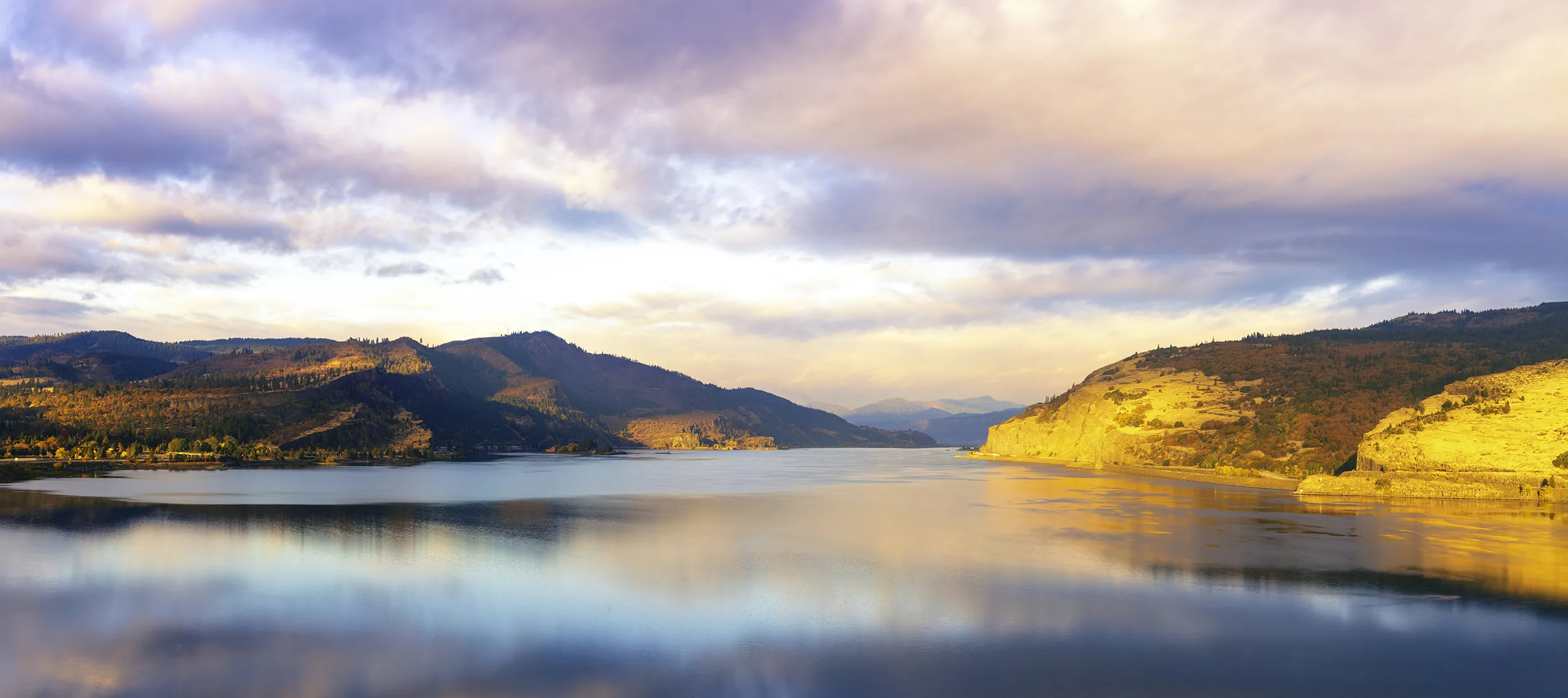 Looking west down the Columbia River. Photo by Paloma Ayala.